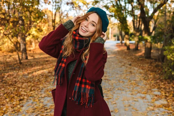 Wesoła młoda dziewczyna z długimi brązowymi włosami noszących jesień — Zdjęcie stockowe