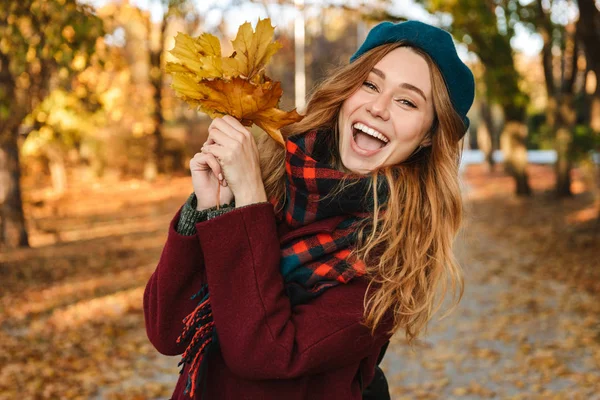 Jovencita alegre con el pelo castaño largo usando otoño — Foto de Stock