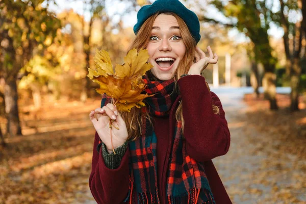 Cheerful young girl with long brown hair wearing autumn — Stock Photo, Image