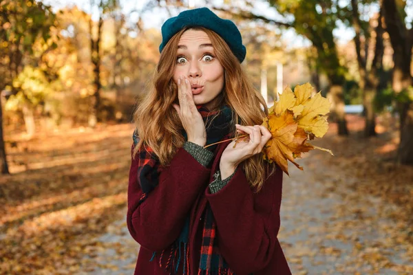 Sonbahar giyen uzun kahverengi saçlı neşeli genç kız