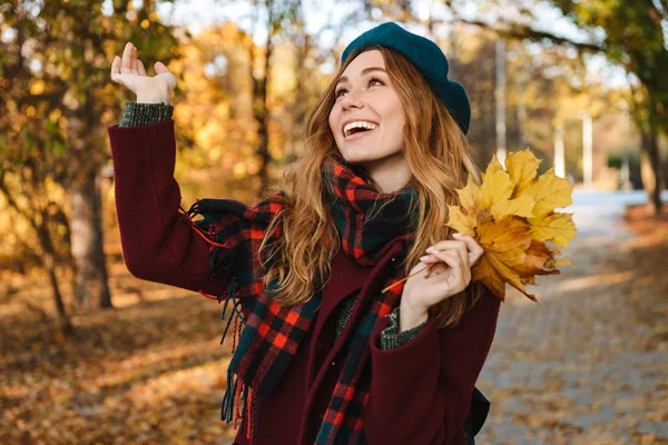 Cheerful young girl with long brown hair wearing autumn — Stock Photo, Image