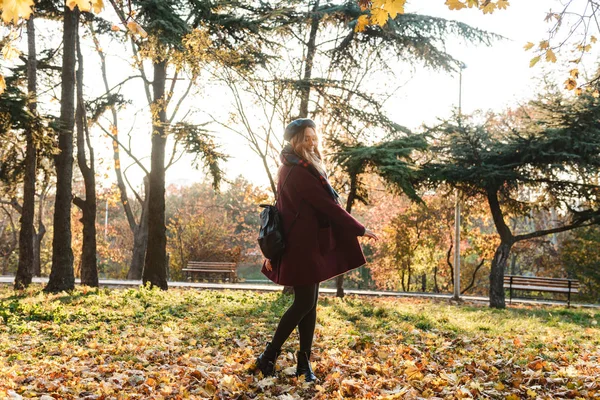 Sonbahar giyen uzun kahverengi saçlı neşeli genç kız