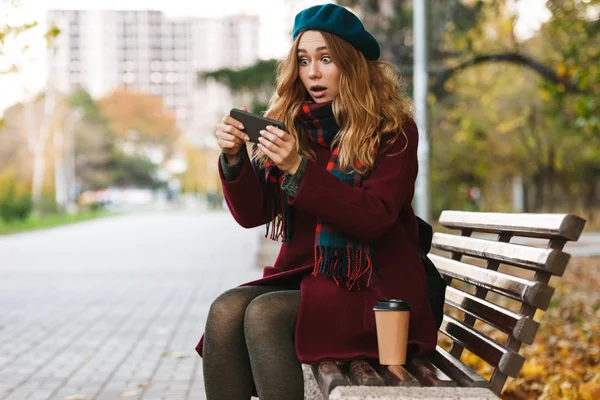 コートを着た素敵な動揺若い女性 — ストック写真