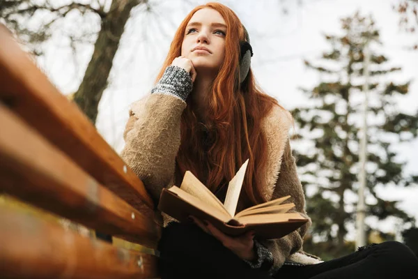 Bella ragazza dai capelli rossi che ascolta musica — Foto Stock