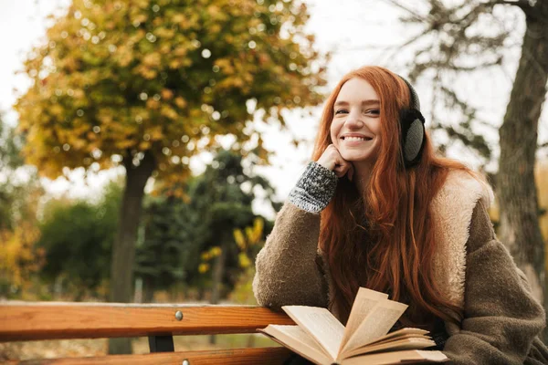 Прекрасна руда молода дівчина слухає музику — стокове фото