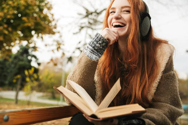 Mooie roodharige jong meisje luisteren naar muziek — Stockfoto