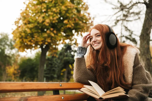 Güzel kızıl saçlı genç kız müzik dinliyor — Stok fotoğraf