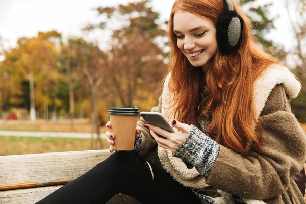 Belle rousse jeune fille écoutant de la musique — Photo