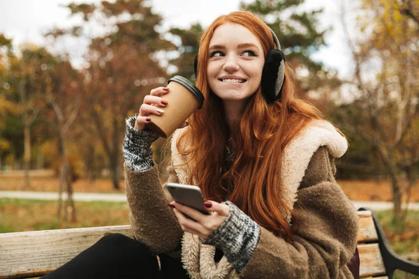 Güzel kızıl saçlı genç kız müzik dinliyor