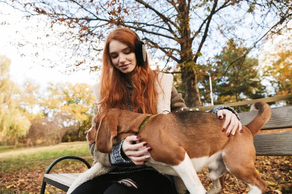 Bella ragazza dai capelli rossi che ascolta musica — Foto Stock