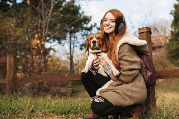 Bella ragazza dai capelli rossi che ascolta musica — Foto Stock