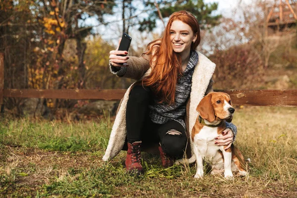 Bella ragazza dai capelli rossi che ascolta musica — Foto Stock