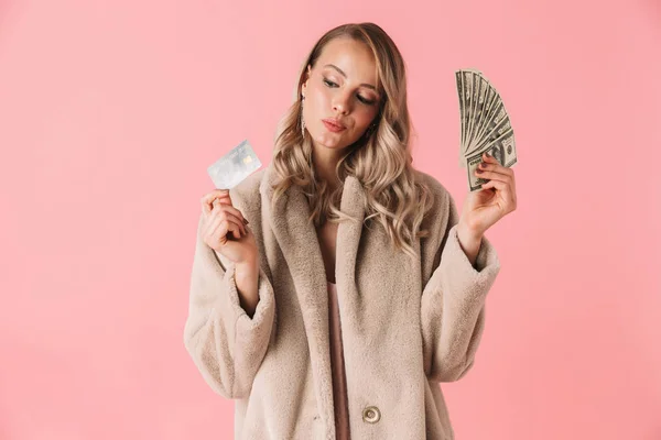 Elégedett szőke nő visel bundában gazdaság pénz — Stock Fotó