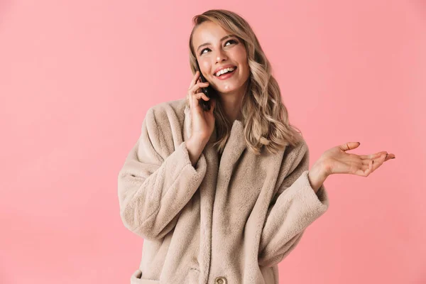 Ευχαριστημένη ξανθιά γυναίκα φορώντας γούνα παλτό μιλάει με το smartphone — Φωτογραφία Αρχείου