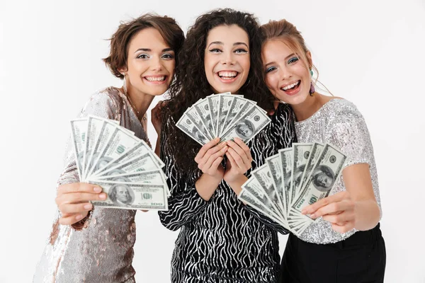 Blij drie schoonheid vrouwen dragen in glanzende kleding houden van geld — Stockfoto