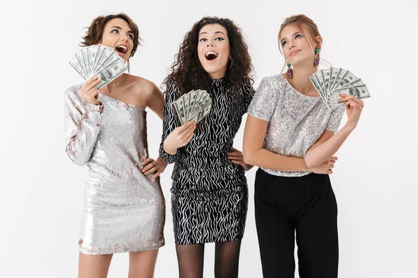 Engraçado Três mulheres de beleza vestindo roupas brilhantes posando — Fotografia de Stock