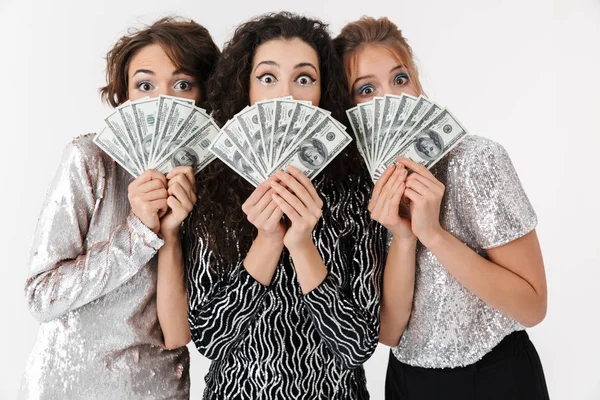 Vrolijke drie schoonheid vrouwen dragen in glanzende kleding — Stockfoto