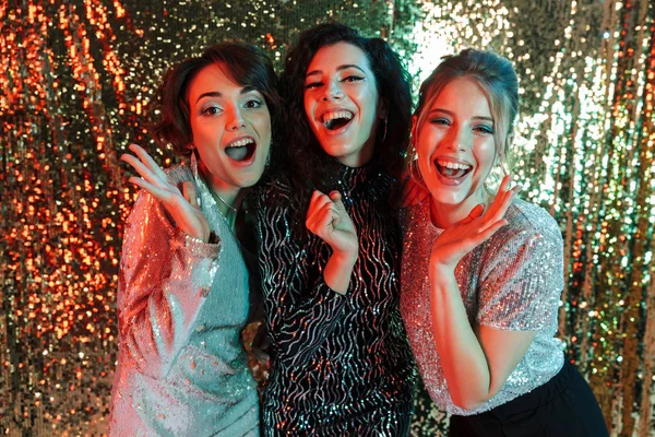 Alegre Tres mujeres de belleza vistiendo en ropa brillante — Foto de Stock