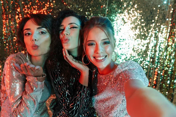 Lovely tre skönhet kvinnor bär i glänsande kläder — Stockfoto