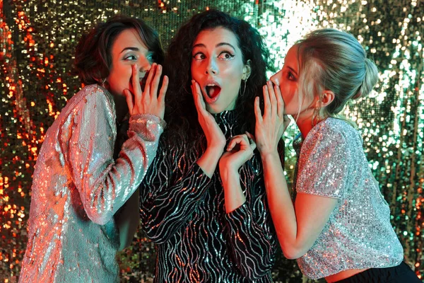 Junge drei Schönheitsfrauen in glänzenden Kleidern posieren — Stockfoto
