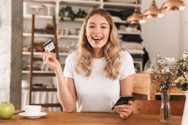 Akıllı telefon ve plastik cr kullanarak Avrupalı sarışın kadın portresi