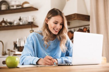 Rahat sweatshirt wo giyen memnun sarışın kadın 20s Portresi