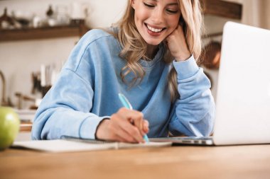 Rahat sweatshirt wor giyen güzel sarışın kadın 20s Portresi