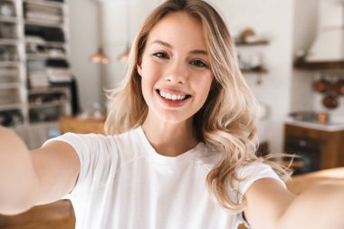 Kamera ve ta bakarak çekici sarışın kadın Görüntü closeup