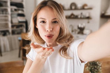 Kamera ve tak bakarak memnun sarışın kadın Görüntü closeup