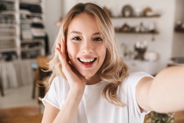 Kameraya ve tak bakarak kafkas sarışın kadın görüntü closeup