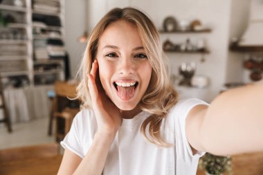 Kamera ve tak bakarak güzel sarışın kadın Görüntü closeup