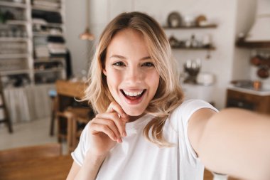 Kamera ve taki bakarak büyüleyici sarışın kadın Görüntü closeup