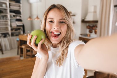 Görüntü yakın çekim güzel sarışın kadın gülme ve gree tutarak