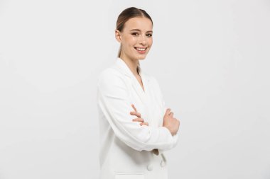 Beyaz duvar arka plan üzerinde izole poz güzel mutlu kadın.