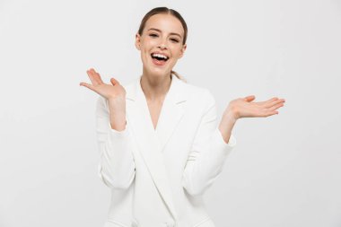 Beyaz duvar arka plan üzerinde izole poz güzel mutlu kadın.