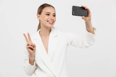 Şık ceket holdin giyen memnun iş kadını 20s fotoğrafı