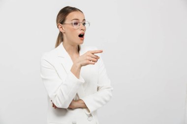 Güzel şok kadın işaret gözlük takarak beyaz duvar arka plan üzerinde izole poz.