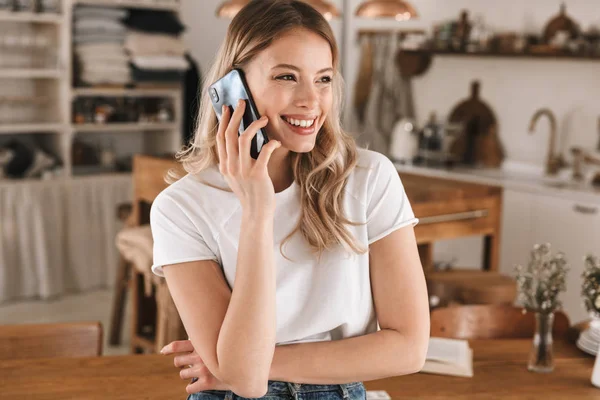 Portré elégedett szőke nő beszél a mobiltelefonján, míg St — Stock Fotó