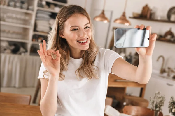 Portré nyugodt szőke nő vesz selfie fotó smartphon — Stock Fotó