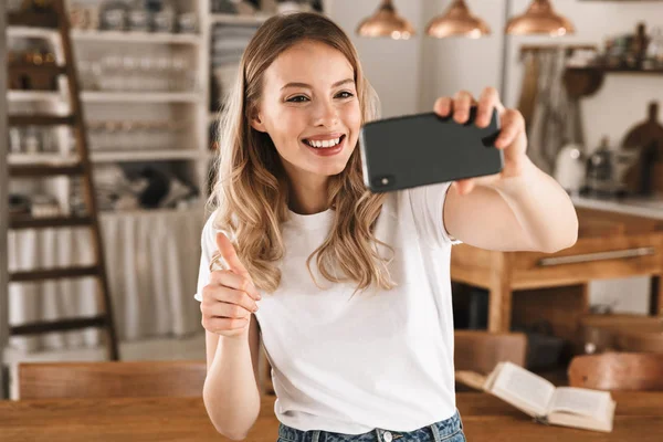 Portré gyönyörű szőke nő vesz selfie fotó smartph — Stock Fotó