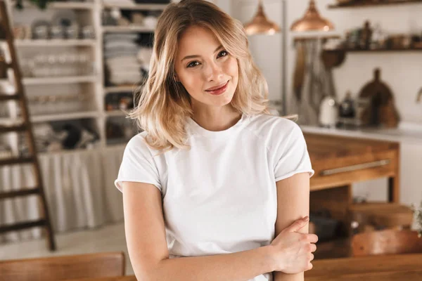 Retrato de la hermosa mujer rubia sonriendo y regocijándose mientras st — Foto de Stock