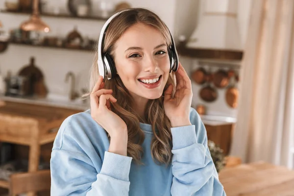 현대 금발 소녀 20 대 착용 헤드폰 의 초상화 듣는 t — 스톡 사진