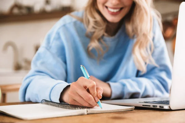 Porträtt av europeisk blond kvinna 20s klädd i casual Sweatshirt w — Stockfoto