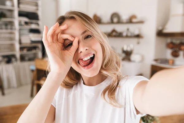 Immagine primo piano di divertente donna bionda guardando la fotocamera e prendendo — Foto Stock