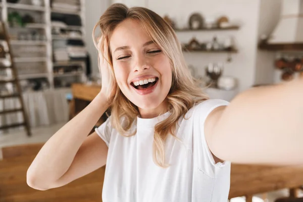 Immagine primo piano di gioiosa donna bionda che ride mentre si fa selfie — Foto Stock