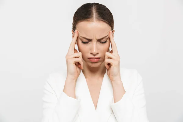 Schöne unzufriedene traurige Frau mit Kopfschmerzen posiert isoliert über weißen Wandhintergrund. — Stockfoto