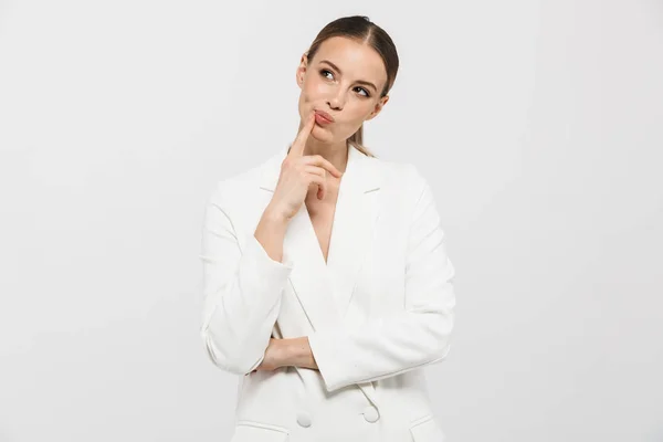 Hermosa mujer pensando posando aislada sobre fondo de pared blanco . —  Fotos de Stock