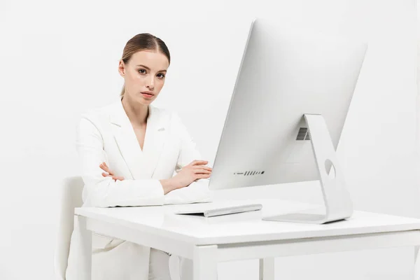 Güzel şaşırtıcı kadın pc bilgisayar kullanarak beyaz duvar arka plan üzerinde izole oturan. — Stok fotoğraf