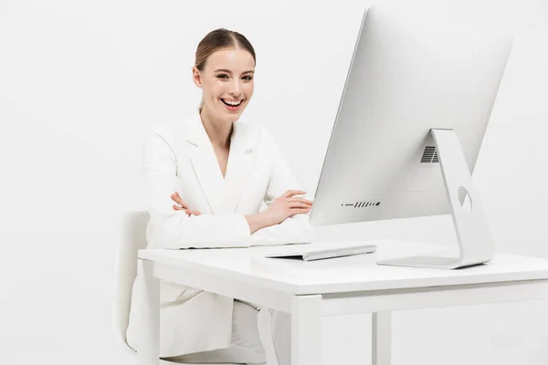 Güzel şaşırtıcı kadın pc bilgisayar kullanarak beyaz duvar arka plan üzerinde izole oturan. — Stok fotoğraf