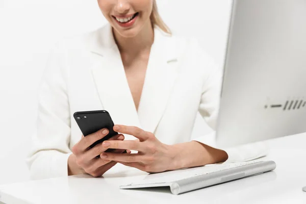 Обрезанный образ красивой счастливой удивительной женщины с помощью компьютера и мобильного телефона . — стоковое фото